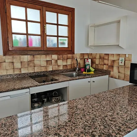 Appartement With Great Garden, Tunos *